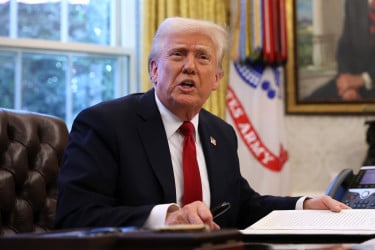 ইরানকে টোল দিয়ে হরমুজ পার করা জাহাজও আটকে দেব, যে সতর্কবার্তা দিলেন ট্রাম্প