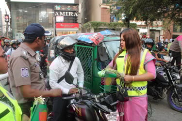 তৃতীয় লিঙ্গের সদস্যরা অংশ নিলেন ট্রাফিক সিগনাল কর্মসূচিতে