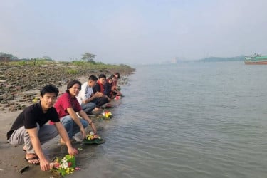কীর্তনখোলা নদীতে ফুল ভাসিয়ে বিজু উৎসব উদযাপন