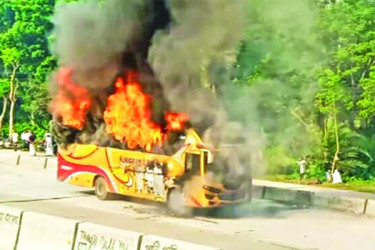 বগুড়ায় চলন্ত বাসে আগুন প্রাণে রক্ষা পেলেন যাত্রীরা