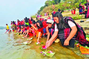 কাপ্তাই হ্রদে ফুল ভাসিয়ে পাহাড়ে শুরু বিজু উৎসব