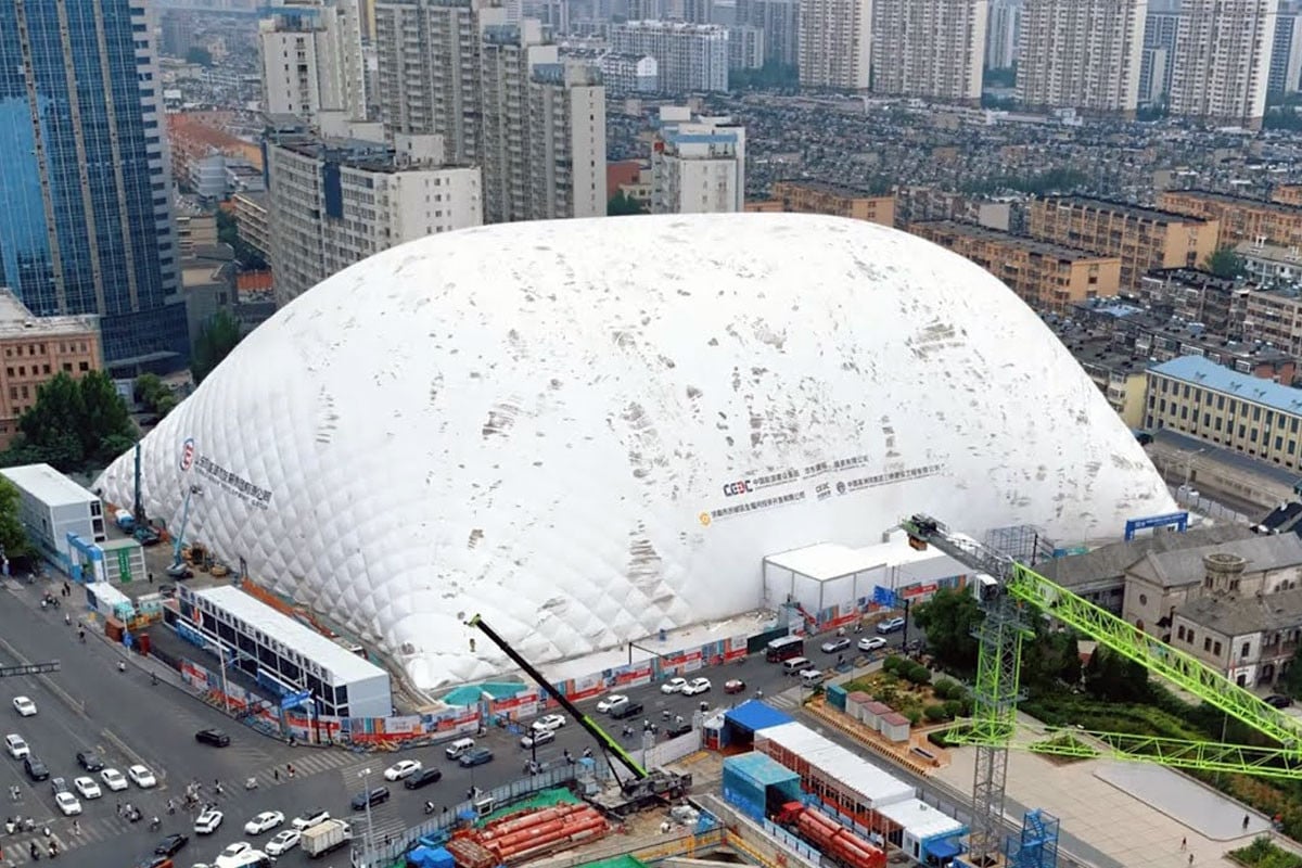 বেলুনের ভেতরেই চলছে নির্মাণকাজ, ধুলা-শব্দ দূষণ নিয়ন্ত্রণে চীনের নতুন প্রযুক্তি