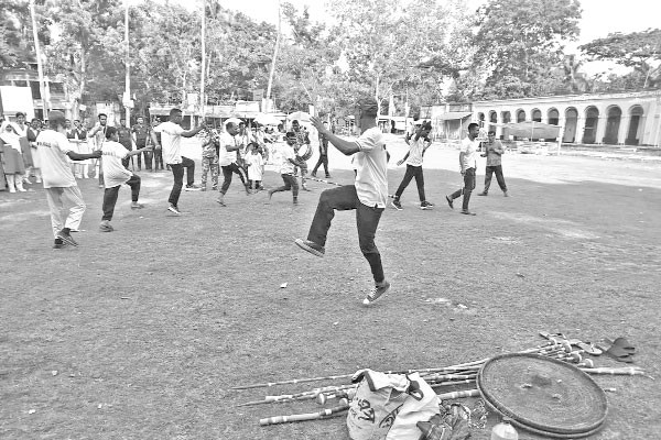 লাঠিখেলা, অষ্টক গানে মুগ্ধ দর্শক