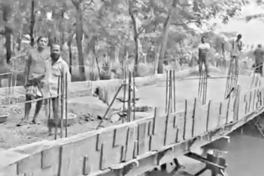হস্তান্তরের আগেই হেলে পড়ল সেতু