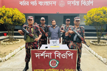 চুয়াডাঙ্গায় আড়াই কোটি টাকার স্বর্ণসহ পাচারকারী আটক