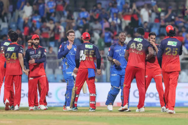 আইপিএল ইতিহাসে দীর্ঘতম ম্যাচ খেললো বেঙ্গালুরু ও মুম্বাই