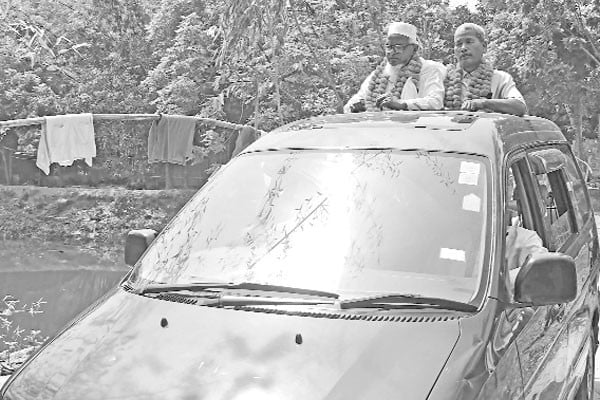 ছাদখোলা গাড়িতে বিদায় শিক্ষককে