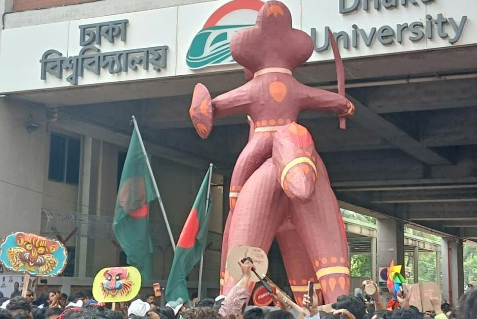 ঢাকা বিশ্ববিদ্যালয়ের মেট্রো ভবনে আটকে গেল শোভাযাত্রার মোটিফ