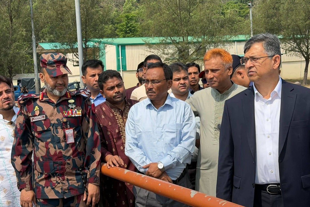 টেকনাফ স্থলবন্দর পরিদর্শন করলেন স্বরাষ্ট্রমন্ত্রী