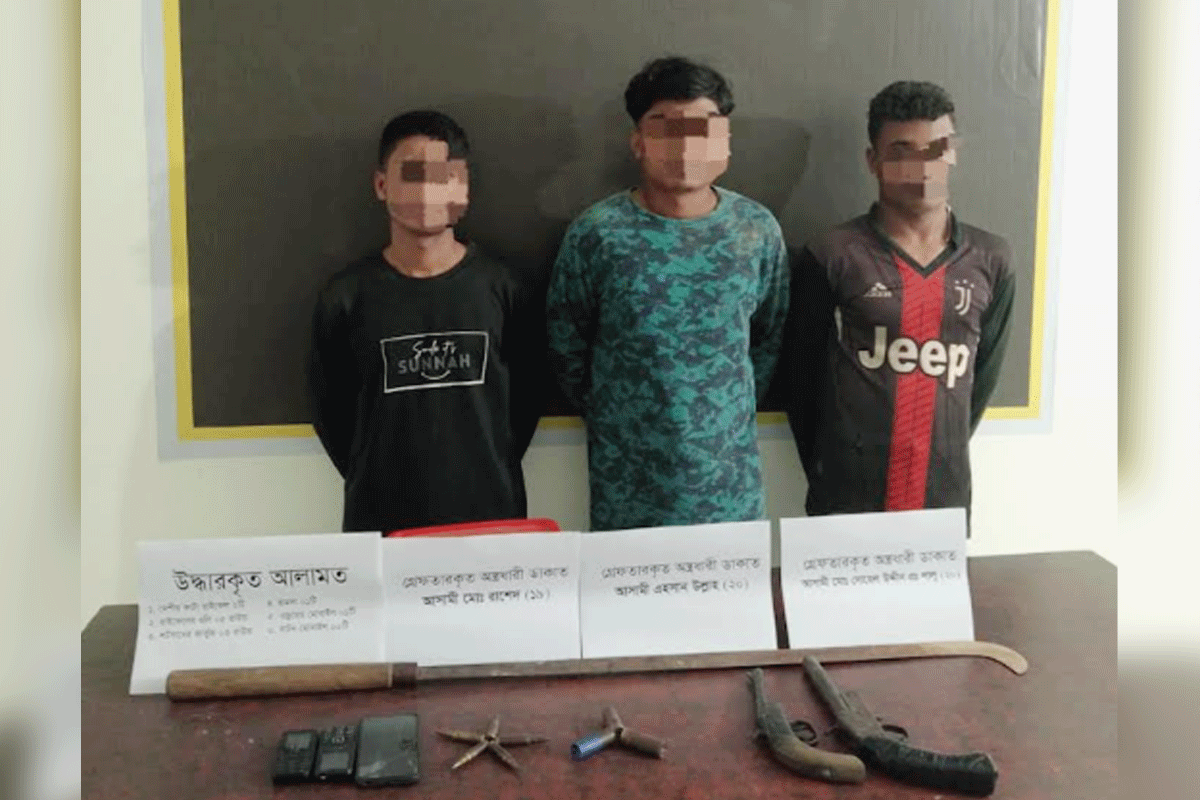 টেকনাফে আগ্নেয়াস্ত্র, গোলাবারুদসহ তিনজন গ্রেফতার