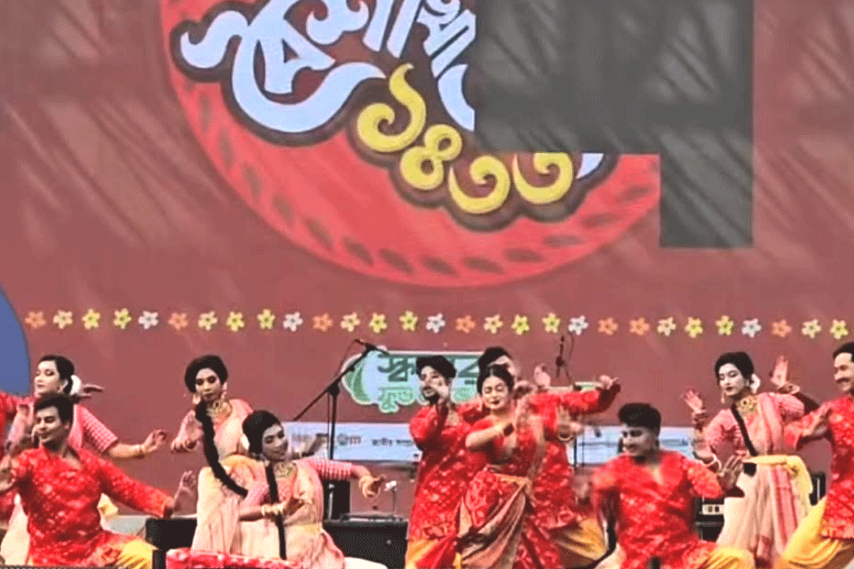 পাবনায় নানা আয়োজনে নতুন বছরকে বরণ