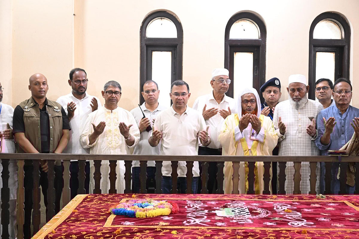 মওলানা আবদুল হামিদ খান ভাসানীর কবর জিয়ারত করলেন প্রধানমন্ত্রী