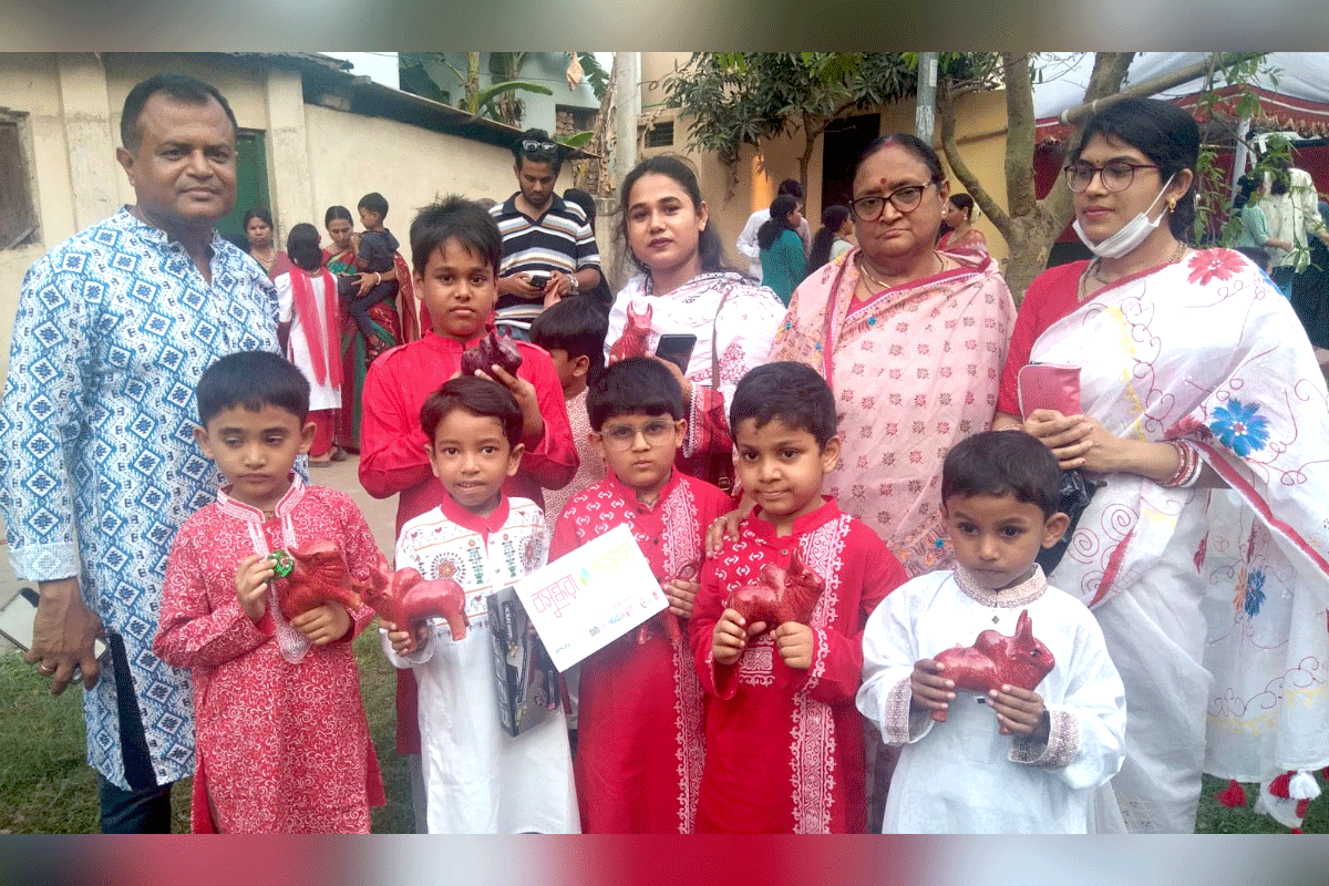 ব্রাহ্মণবাড়িয়ায় শিশুদের পছন্দমতো খেলনা কিনে দিলো বসুন্ধরা শুভসংঘ
