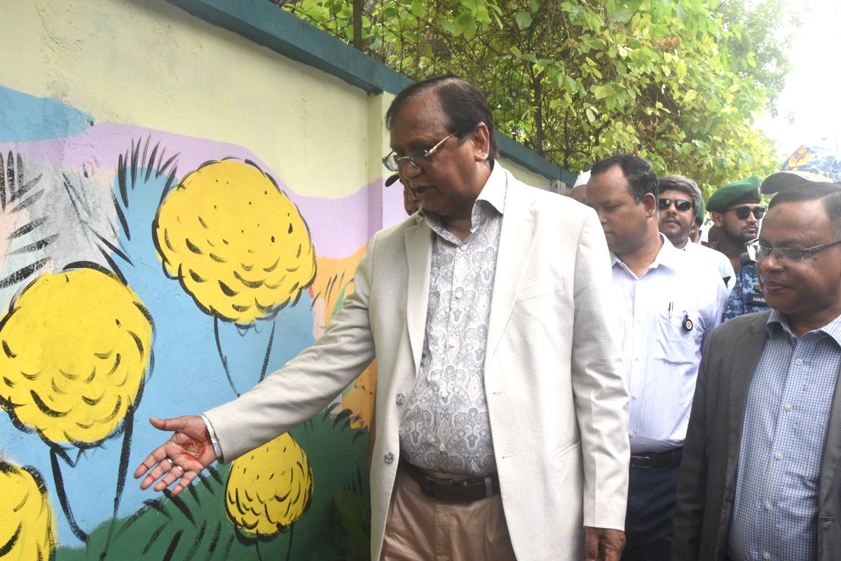 ফুলে ভরে উঠল ঢামেকের সামনের ফুটপাত, সহযোগিতা চাইলেন ডিএসসিসি প্রশাসক