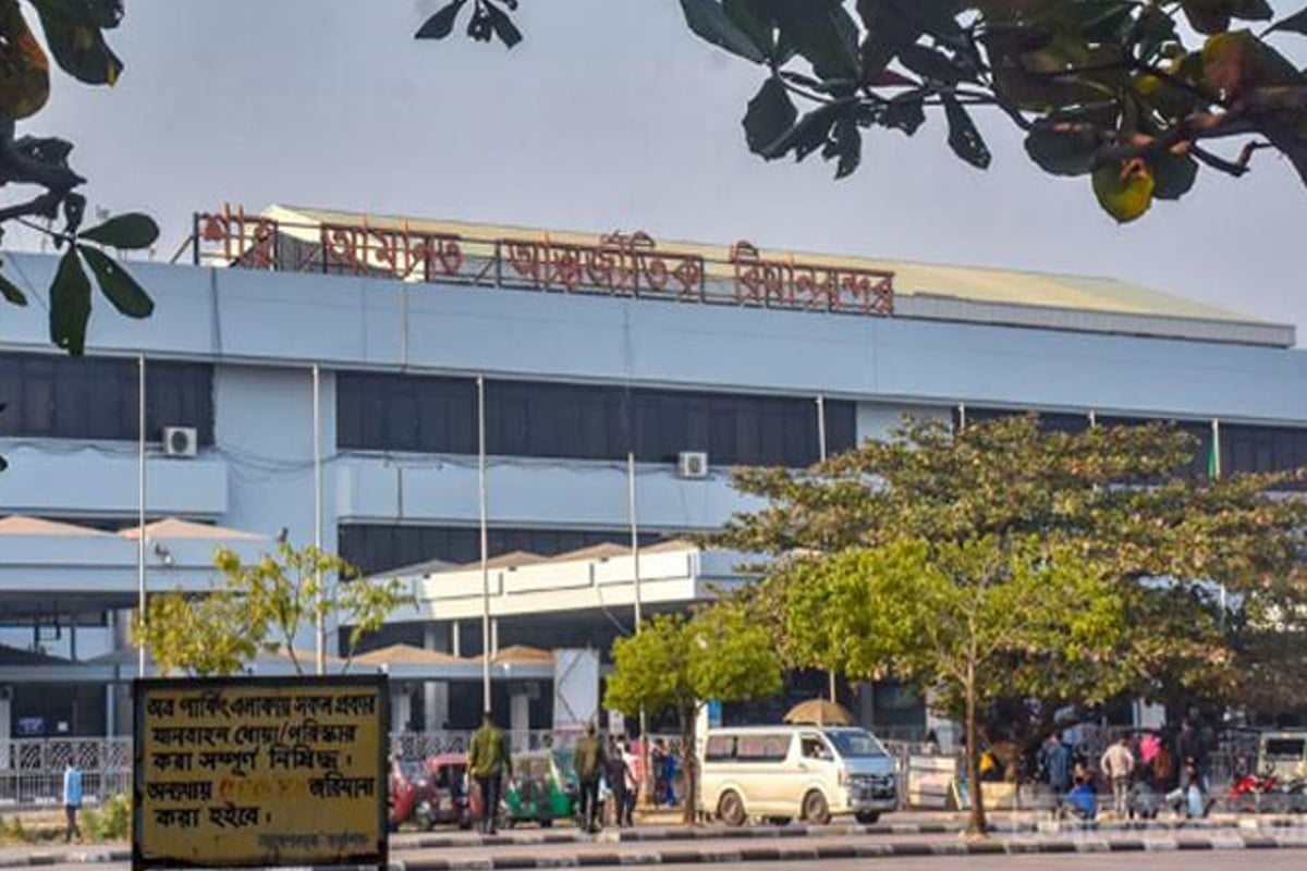 চট্টগ্রাম বিমানবন্দরে ৩৬০ কার্টন সিগারেট ও স্মার্টফোন জব্দ