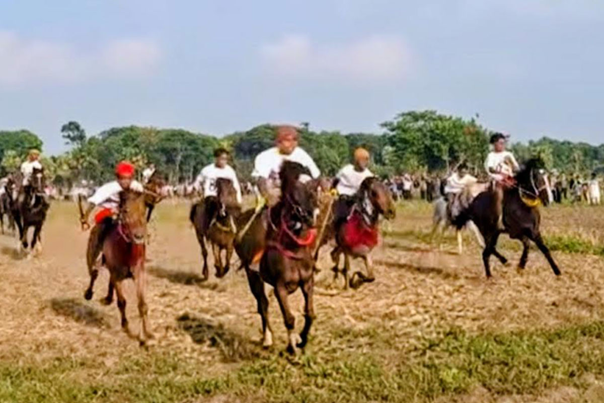 নড়াইলে ঐতিহ্যবাহী ঘোড়দৌড়ে হাজারো মানুষের ঢল