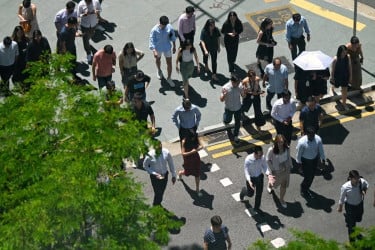 বেশি যোগ্য হয়েও কেন কম বেতনের চাকরি নিচ্ছেন কর্মীরা