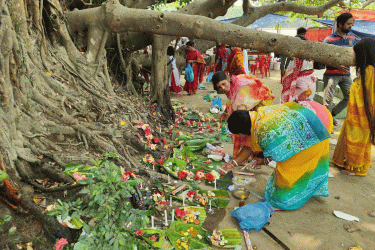 সোনারগাঁয়ে জমে উঠেছে সিদ্ধেশ্বরী বটতলার বউমেলা