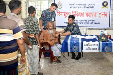 কয়রায় নৌবাহিনীর বিনামূল্যে চিকিৎসা সেবা প্রদান