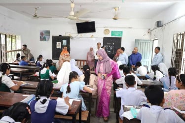 মুন্সীগঞ্জে প্রাথমিক বৃত্তি পরীক্ষার কেন্দ্র পরিদর্শনে জেলা প্রশাসক