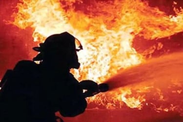 বনানীতে বহুতল ভবনে আগুন