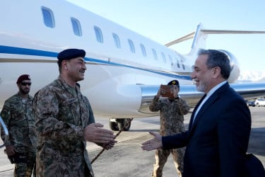 উত্তেজনার মধ্যেই বিশেষ সফরে ইরানে পৌঁছেছেন পাকিস্তানের সেনাপ্রধান