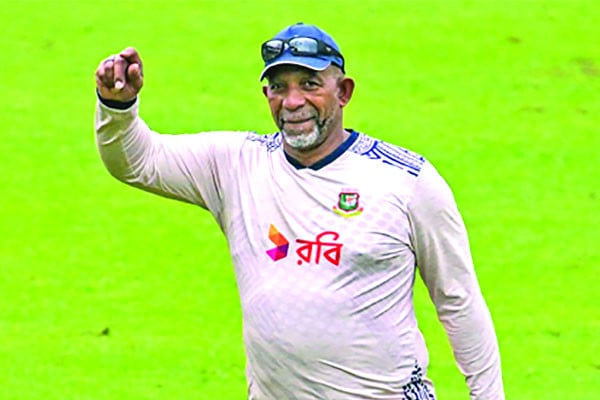 বারবার সভাপতি বদলে অবাক নন সিমন্স