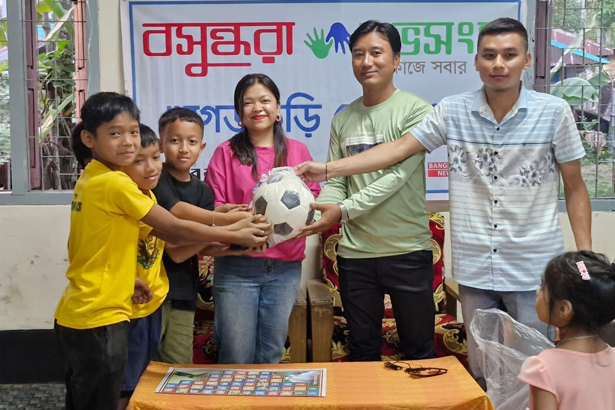 নববর্ষ উপলক্ষে শিশুদের মাঝে বসুন্ধরা শুভসংঘের ক্রীড়া সামগ্রী উপহার