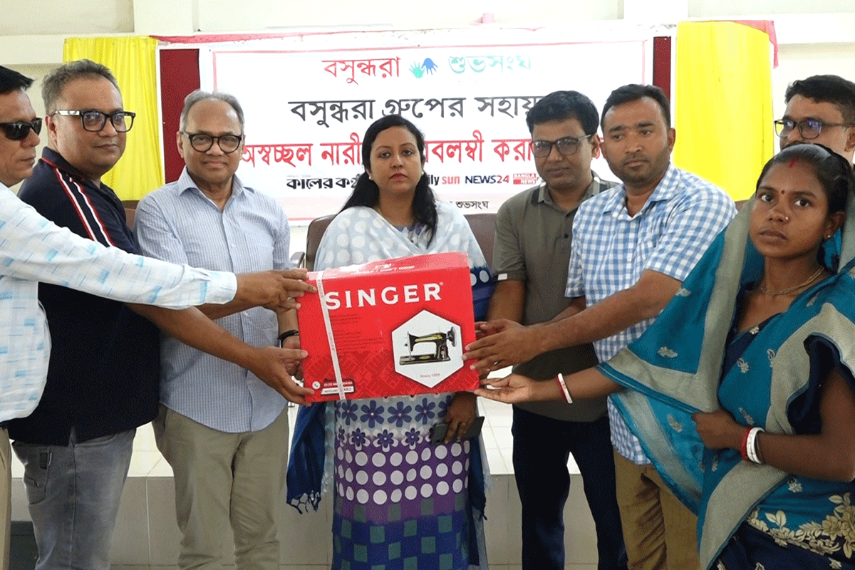 সিরাজগঞ্জে বসুন্ধরা শুভসংঘের সেলাই মেশিন বিতরণ