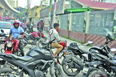 তেলের জন্য কয়েক মাইলজুড়ে লাইন