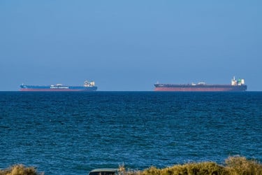 এবার ইরানকে হরমুজ প্রণালি খুলে দেওয়ার আহ্বান জানাল চীন