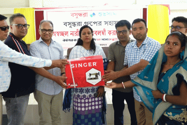 সিরাজগঞ্জে বসুন্ধরা শুভসংঘের সেলাই মেশিন বিতরণ