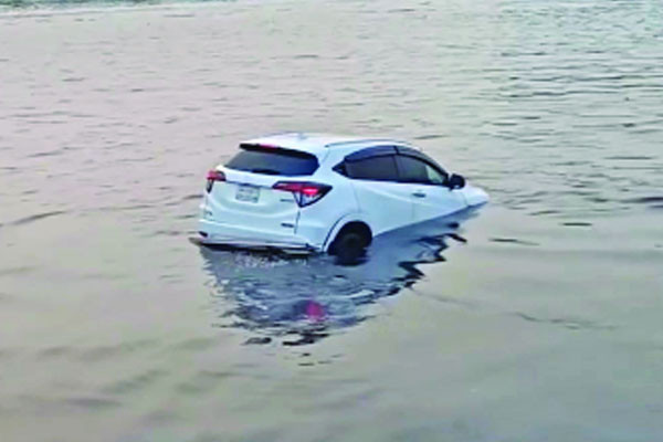 ফেরি থেকে শীতলক্ষ্যা নদীতে প্রাইভেট কার