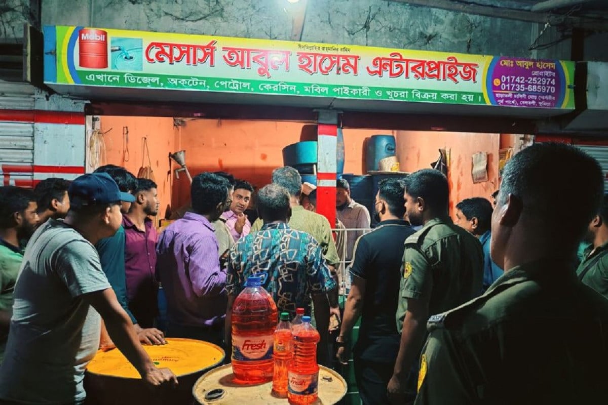 কুমিল্লায় ২৫০ লিটার অকটেন জব্দ, ব্যবসায়ীকে জরিমানা