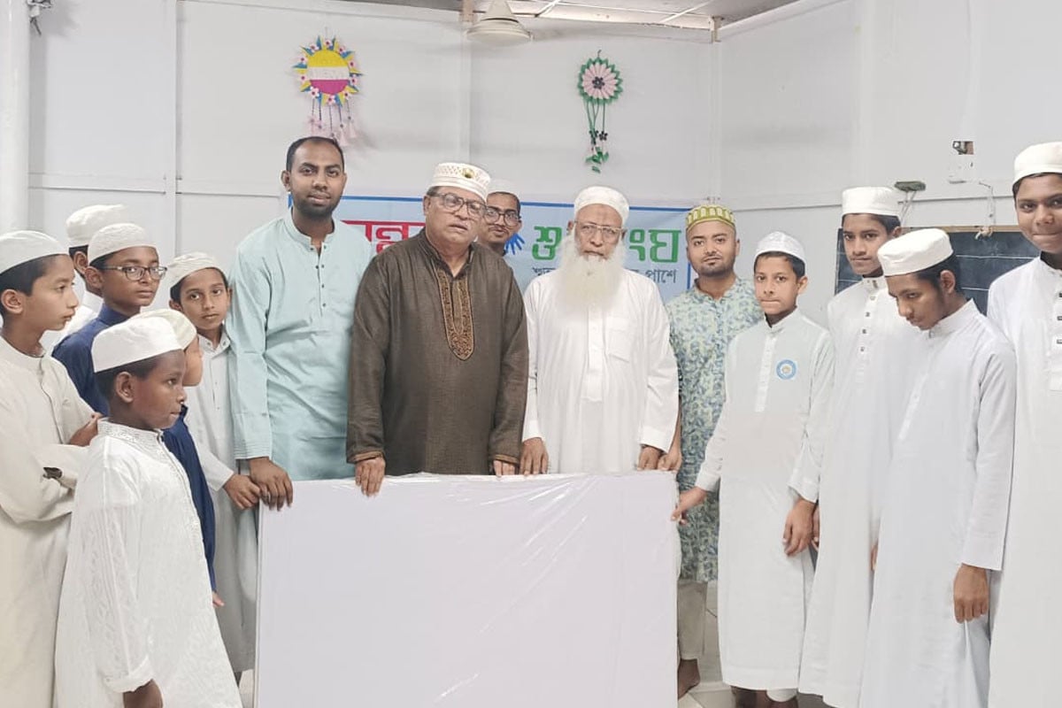 ঢাকায় বসুন্ধরা শুভসংঘের উদ্যোগে মাদ্রাসায় শিক্ষা উপকরণ উপহার