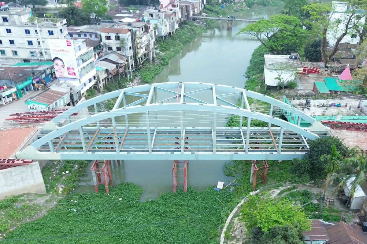 নেত্রকোনার মগড়ায় দৃশ্যমান হচ্ছে দৃষ্টিনন্দন আর্চ ব্রিজ