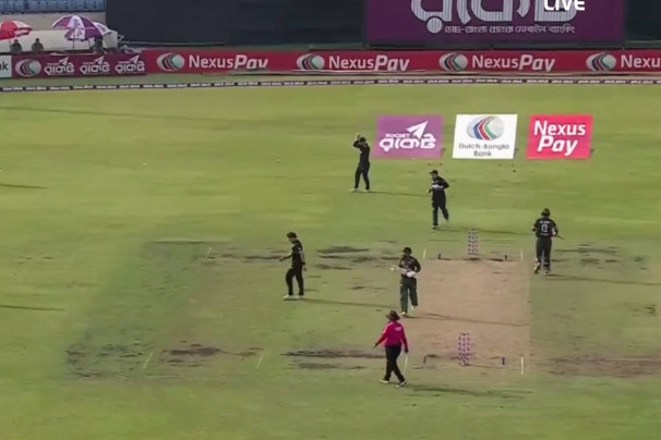 স্মিথের জোড়া আঘাতে চাপে বাংলাদেশ