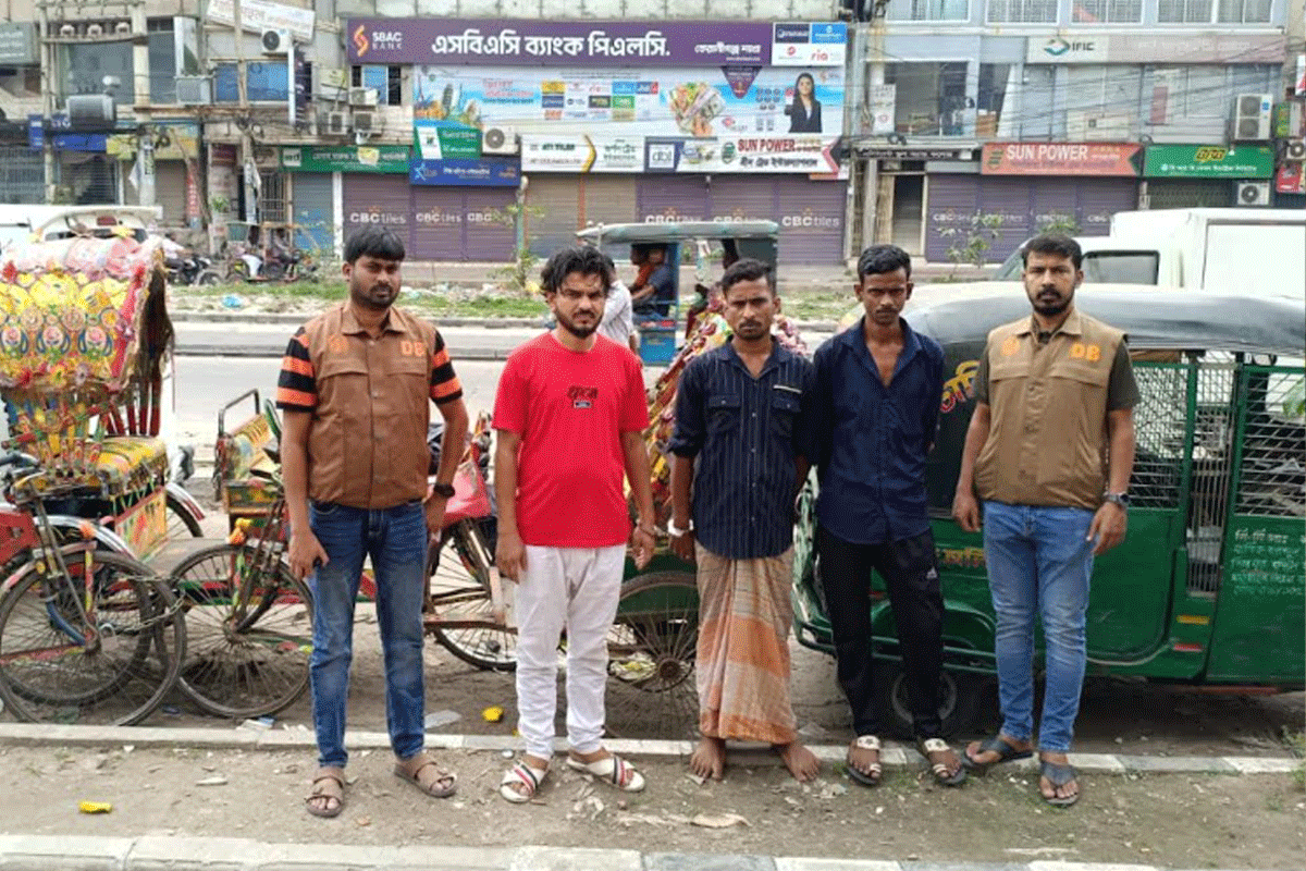 কেরানীগঞ্জে গাড়ি চোর চক্রের ৩ সদস্য গ্রেফতার, অটোরিকশা উদ্ধার