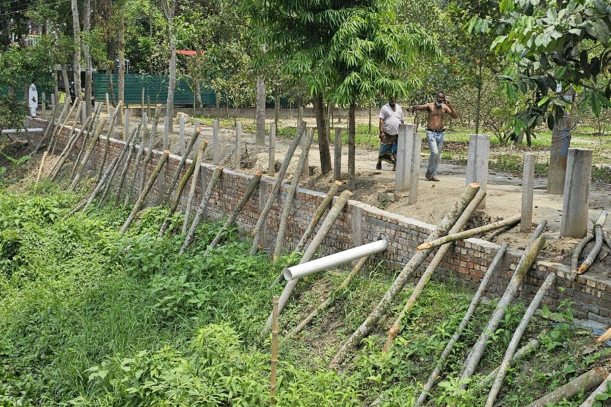 লৌহজংয়ে আওয়ামী লীগ নেতার বিরুদ্ধে রাস্তা-খাল দখলের অভিযোগ