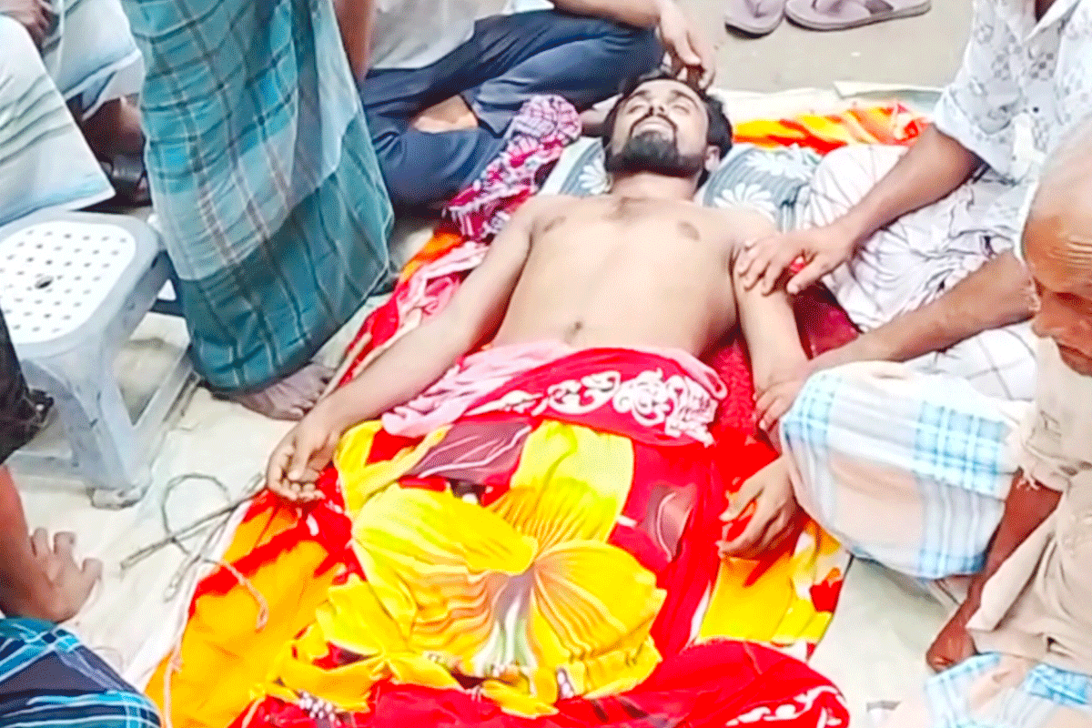 সাপে কাটা যুবকের মরদেহ নিয়ে ঝাঁড়ফুক