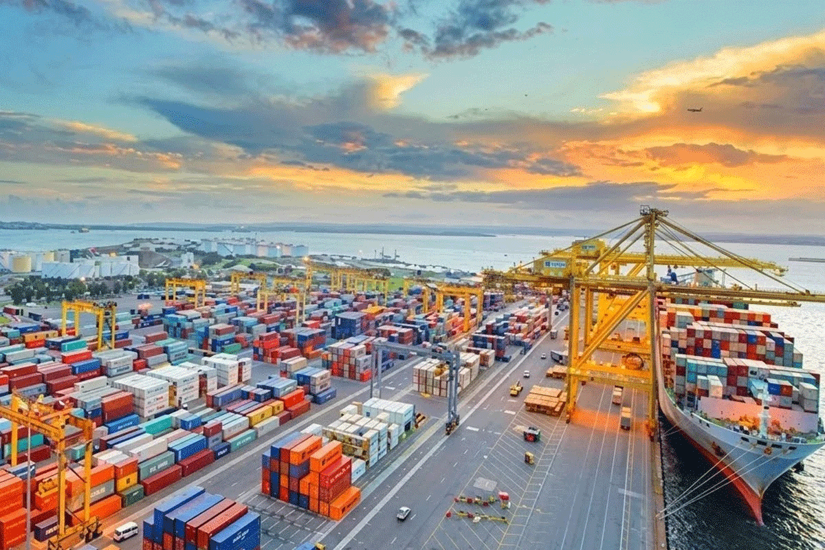 লাখ টন জ্বালানি তেল নিয়ে বন্দরে চার জাহাজ