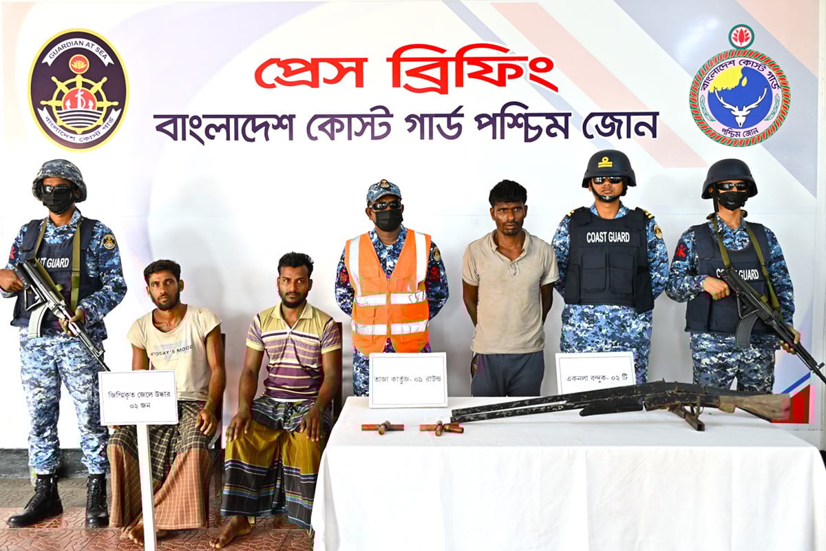 সুন্দরবনে জিম্মিদশা থেকে দুই জেলে উদ্ধার, বনদস্যু আটক