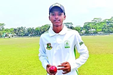 ৪ মেডেন ওভারে রাফিনের ৬ শিকার