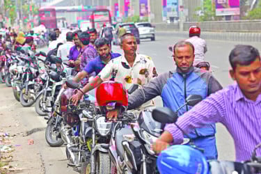 তেলের লাইনেই রাত-দিন