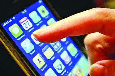 স্মার্টফোন ব্যবহারে শীর্ষে চট্টগ্রাম, ইন্টারনেটে ঢাকা