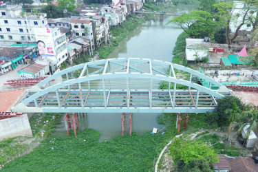 নেত্রকোনার মগড়ায় দৃশ্যমান হচ্ছে দৃষ্টিনন্দন আর্চ ব্রিজ