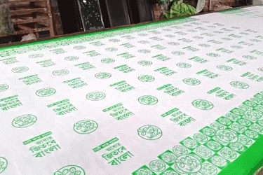 ভোটের রঙে রঙিন শাড়ি: তৃণমূল ও বিজেপির চাহিদায় চাঙ্গা তাঁত শিল্প