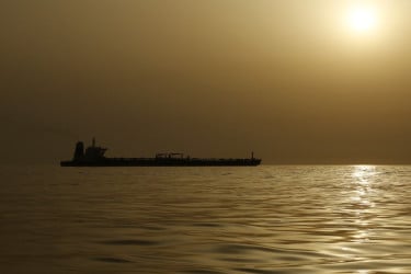 মার্কিন অবরোধের মাঝেই হরমুজ পার হলো পাকিস্তানি পতাকাবাহী জাহাজ