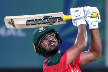 ফিফটি করে ফিরলেন সাইফ