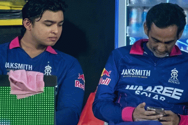 ফোন ব্যবহার করে শাস্তি পেলেন রাজস্থানের ম্যানেজার